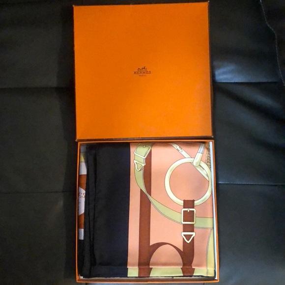 Hermès Scarf , 35 inch by 35 inch - Picture 4 of 7